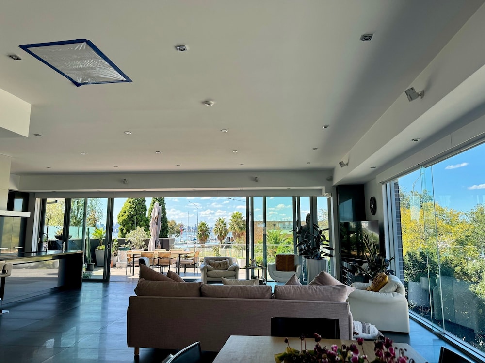 Yacht View Apartment - Three-Bedroom