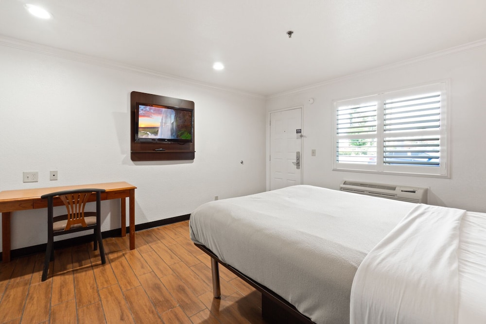 Deluxe Room, 1 King Bed, Non Smoking, Refrigerator & Microwave photo 2