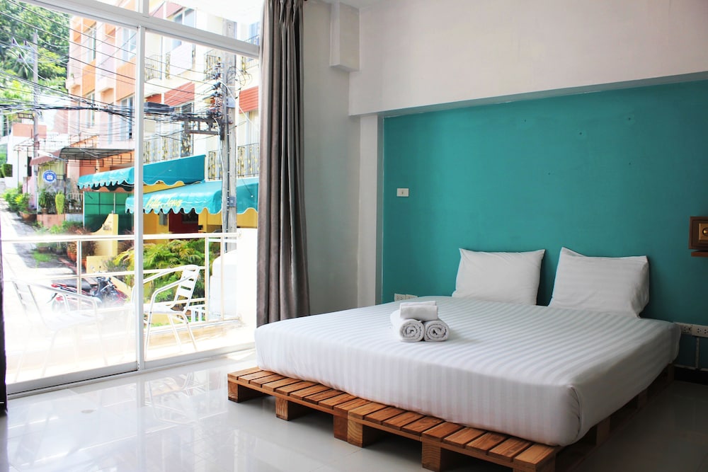 Basic Room, 1 Queen Bed, Non Smoking, Mountain View photo 2