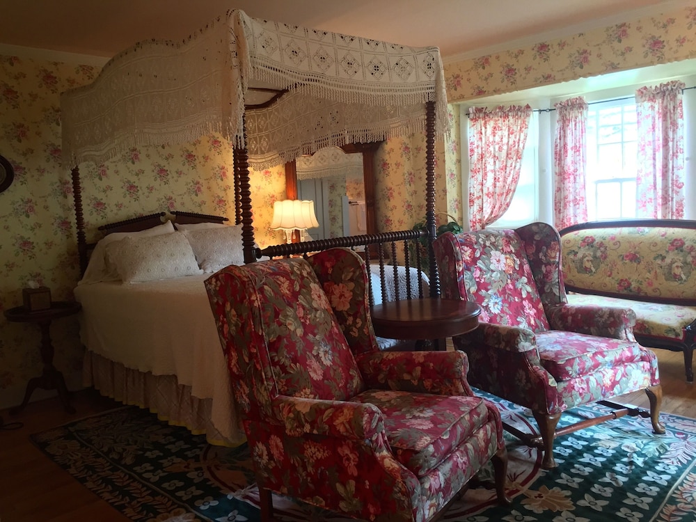 Room, 1 Queen Bed (Hattie) photo 1