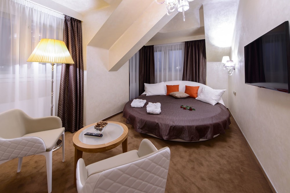Deluxe Suite, 1 King Bed (Round Bed)