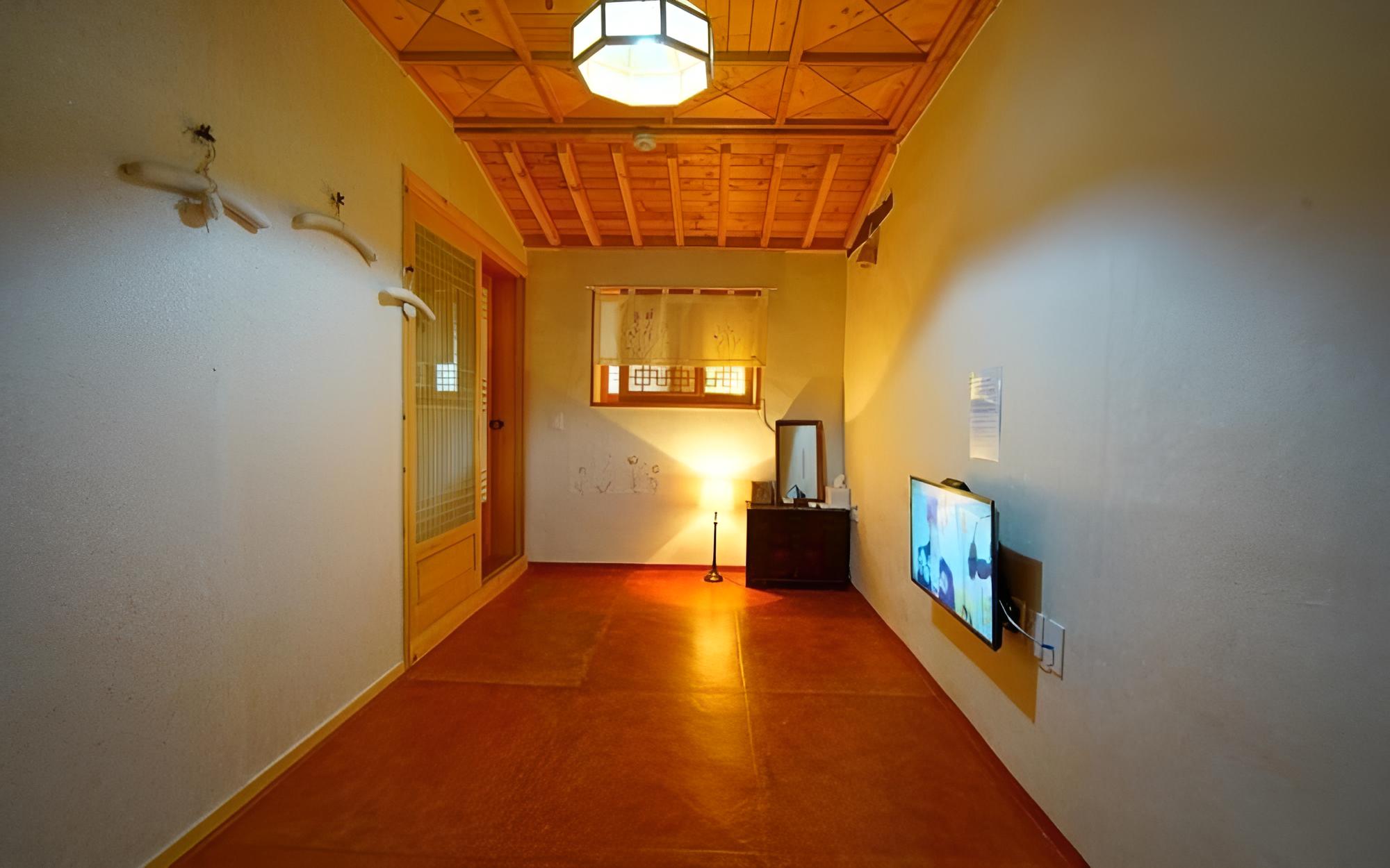 Room (Pomegranate)