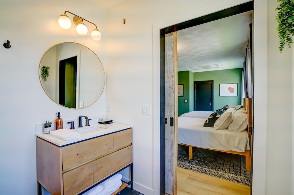 Design Room, 2 Queen Beds, Ensuite photo 2