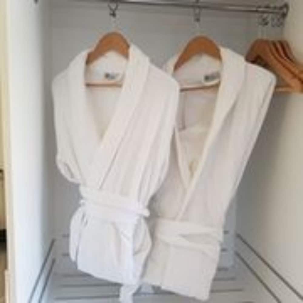 Deluxe Suite, 1 King Bed, Non Smoking, Ground Floor photo 2