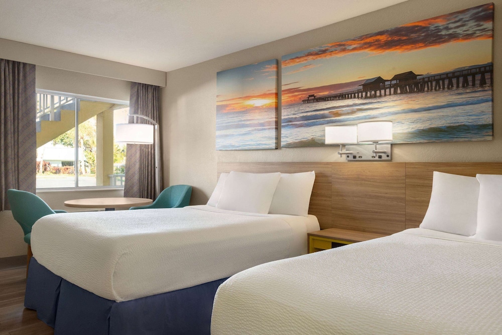 Standard Room, 2 Queen Beds - Photo 6