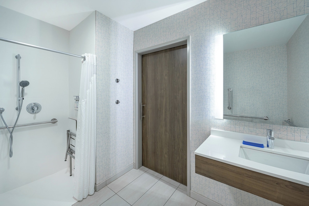 Suite, 1 King Bed, Accessible (Mobility, Roll-In Shower) - Photo 7