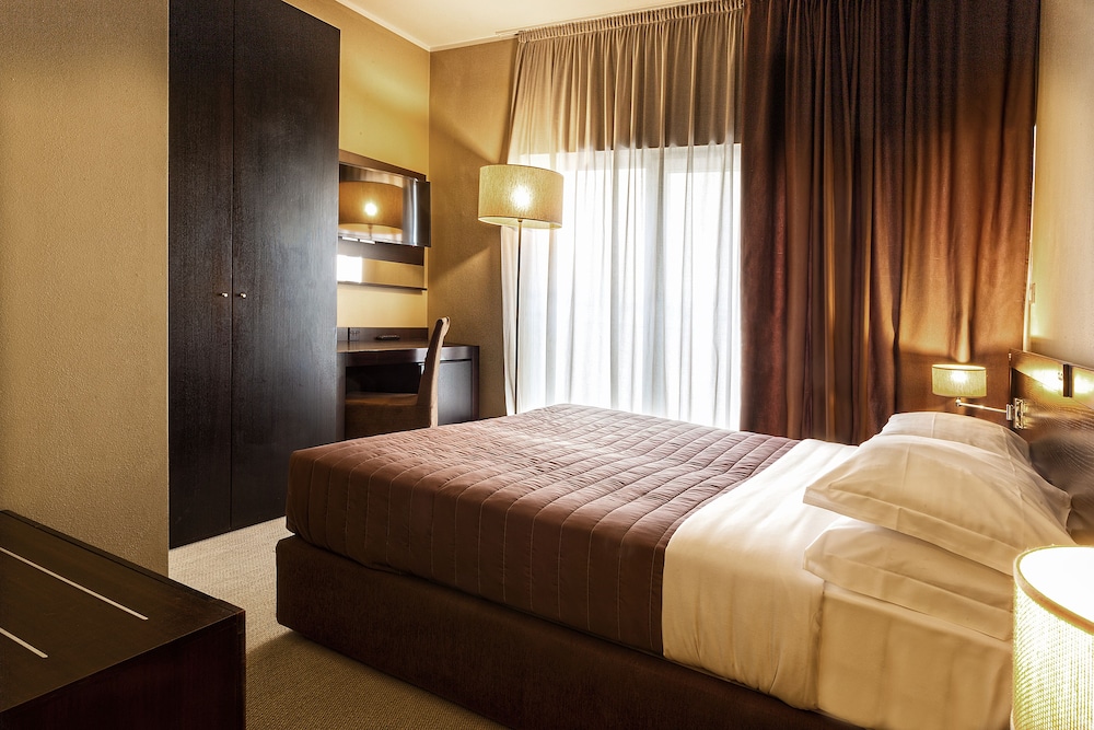 Standard Double or Twin Room - Photo 2