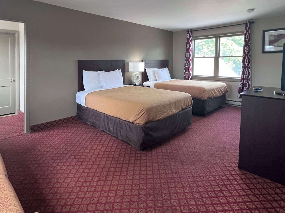 One King Bed, Two Double Beds,  Two Bedroom Suites, Non-Smoking photo 3