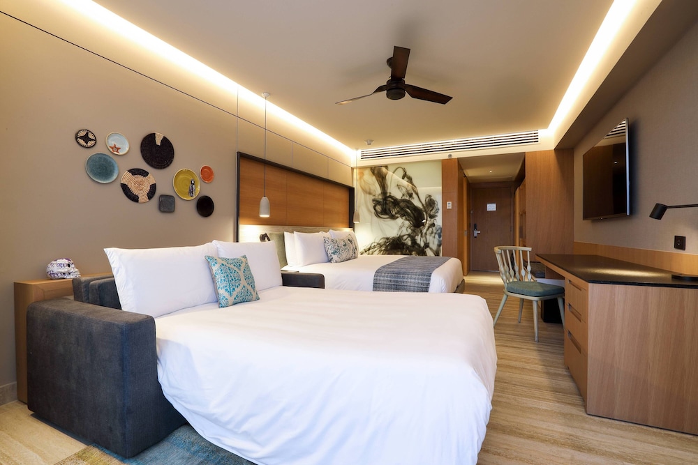 Deluxe Room, 1 King Bed with Sofa bed, Balcony - Photo 5