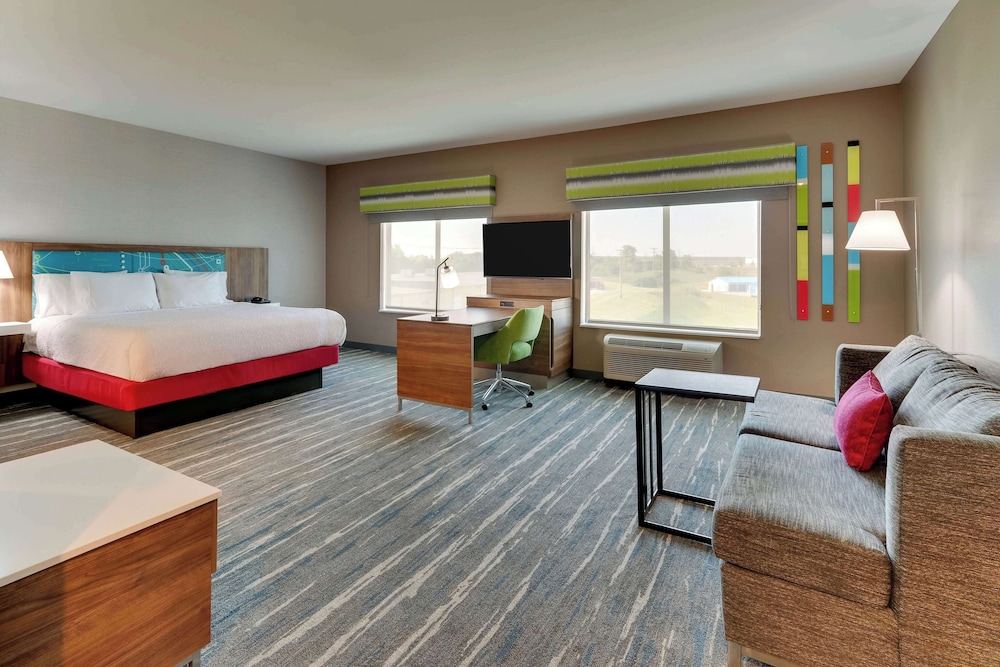 Studio, 1 King Bed, Refrigerator & Microwave (Wet bar) - Photo 2