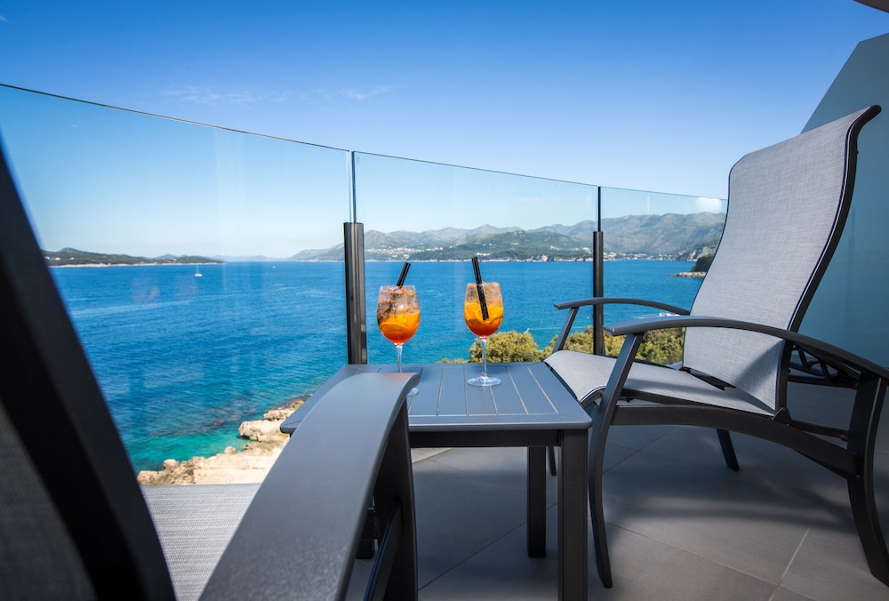 Deluxe Room, 1 King Bed, Balcony, Sea View