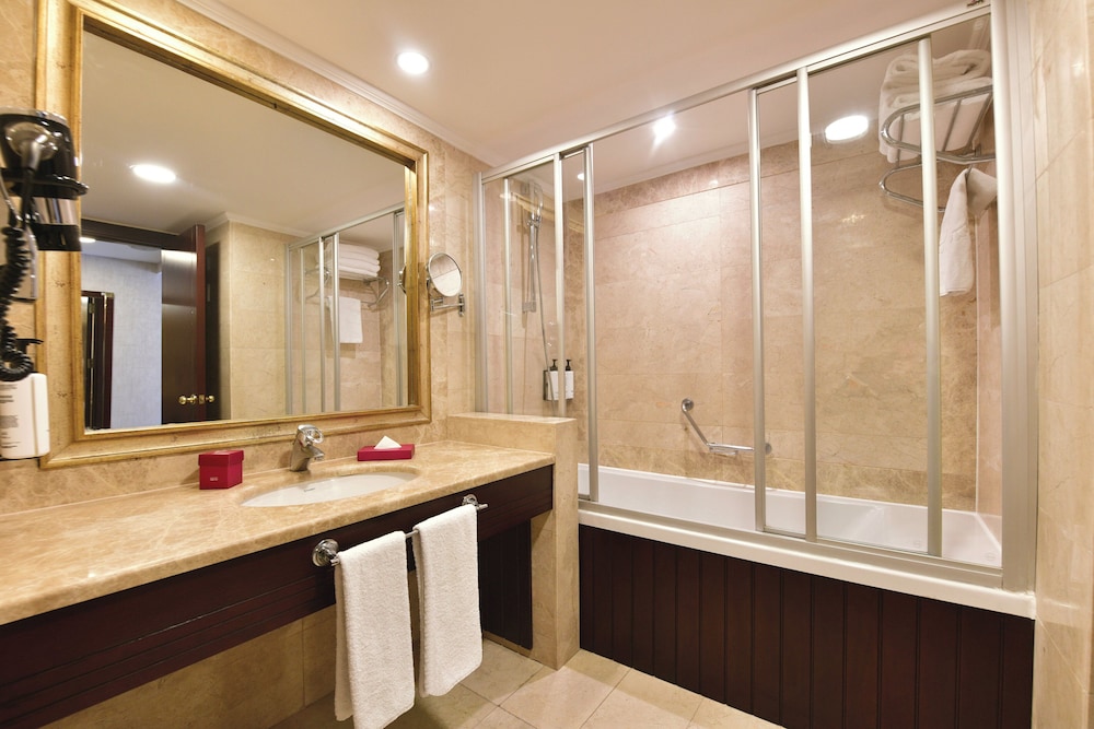 Premium Room, 1 King Bed, Non Smoking, Club Lounge Access photo 3