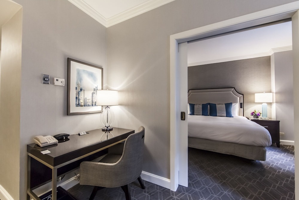 Suite, 1 King Bed with Sofa bed, City View (1 Bedroom) - Photo 2