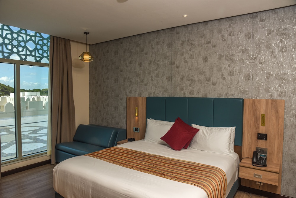 Deluxe Room, 1 King Bed (Runway View) - Photo 2