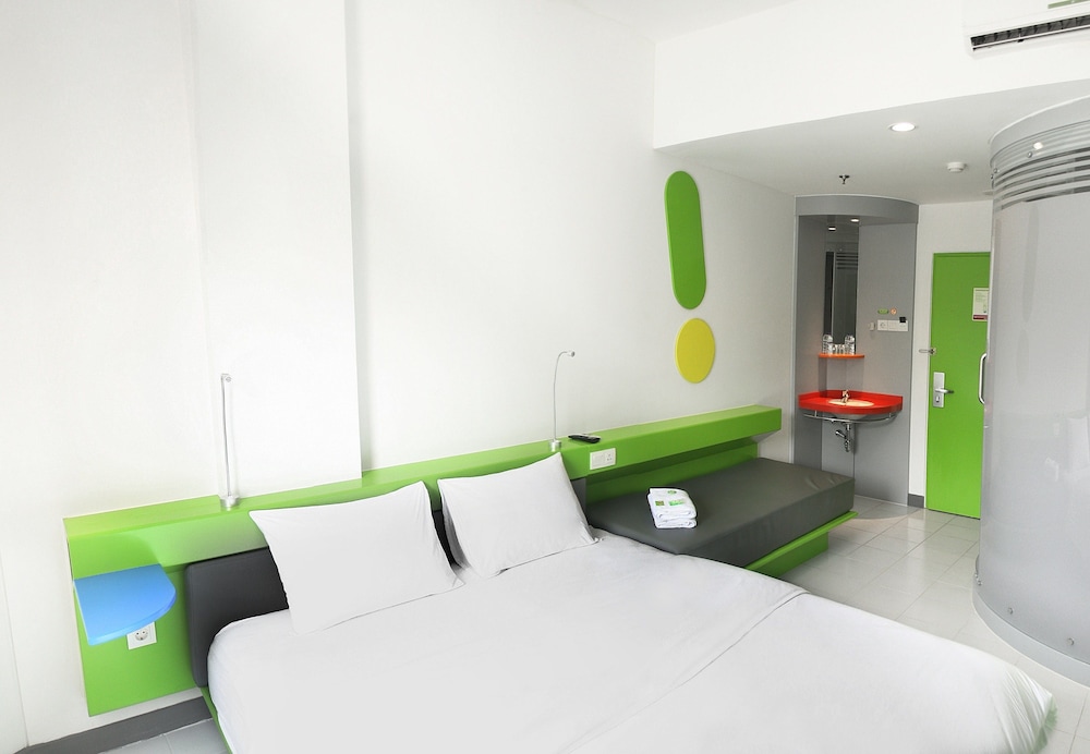 Room (POP!) photo 2