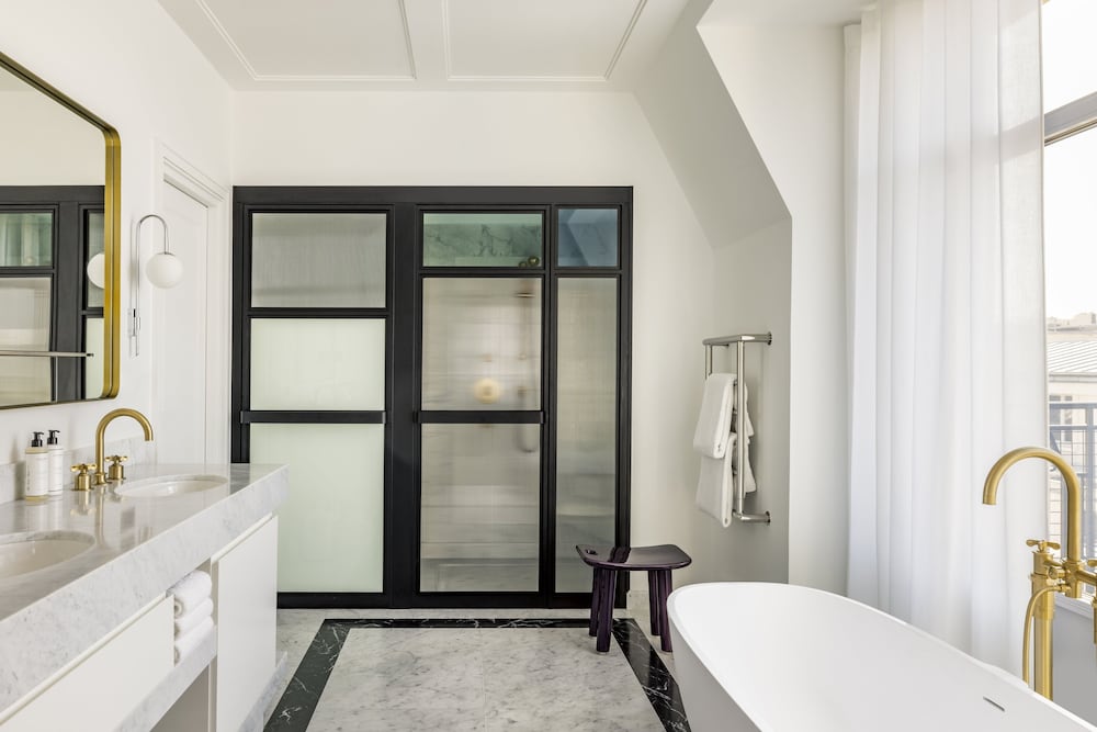 Room (Essential)