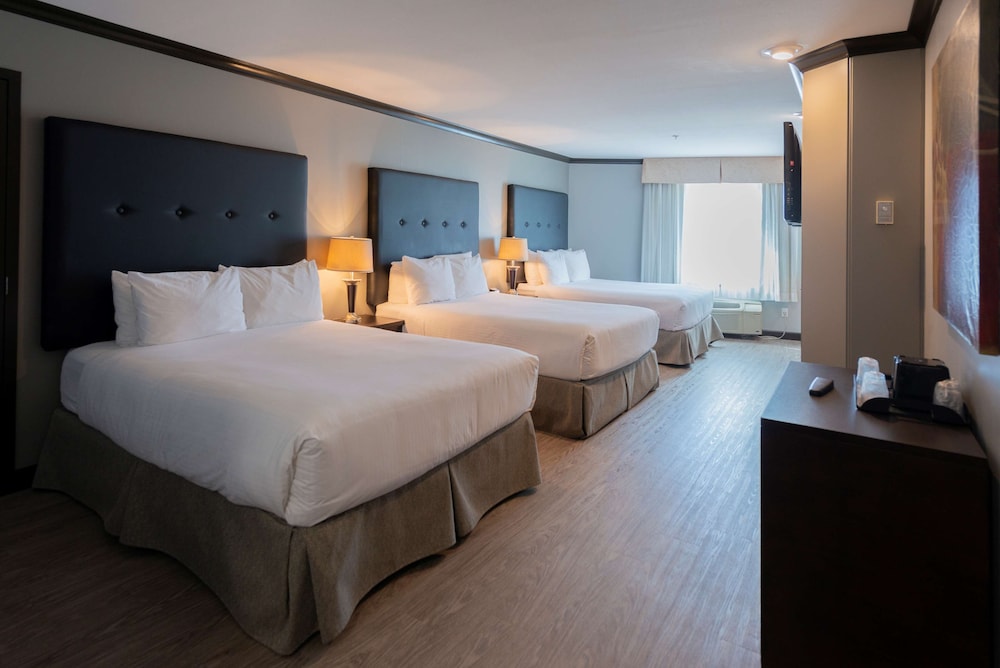 Suite, Multiple Beds, Non Smoking, Jetted Tub (Walk-In Shower)