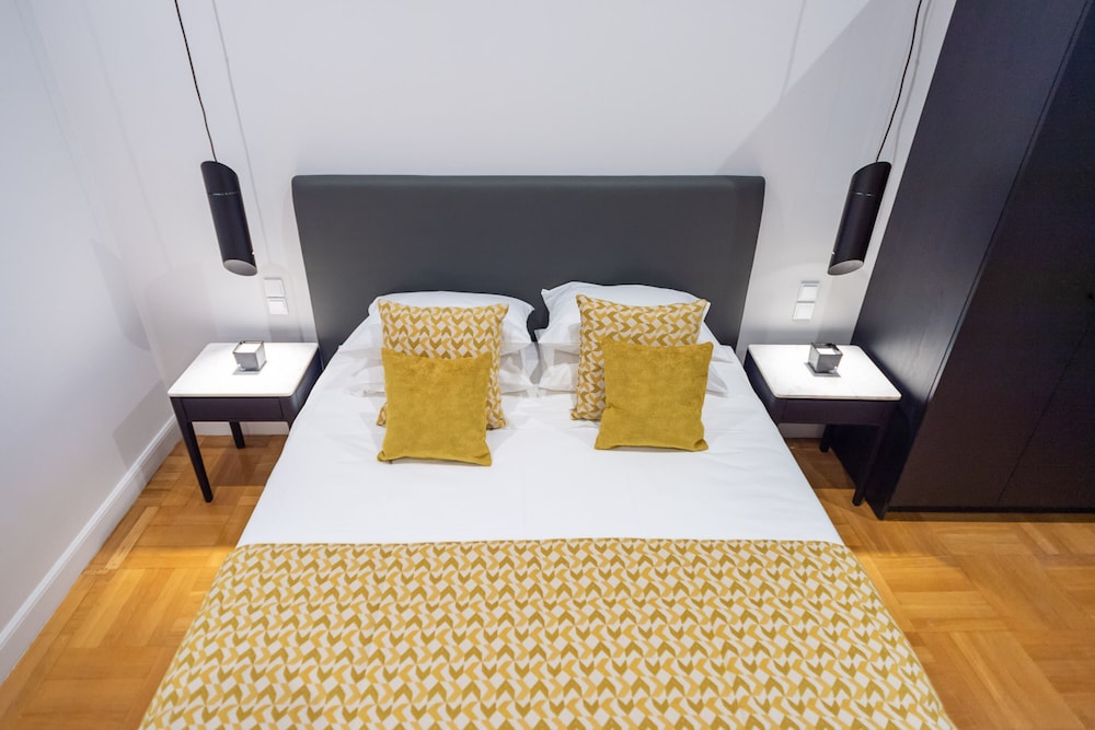 Executive Suite - Photo 4