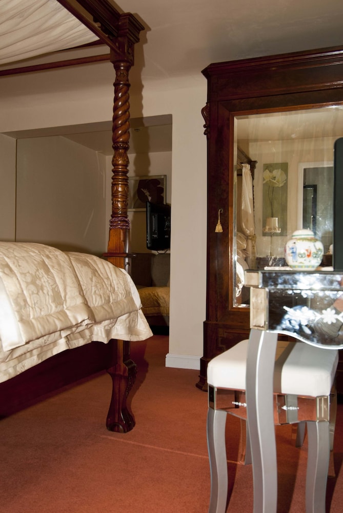 Four Poster Room photo 2