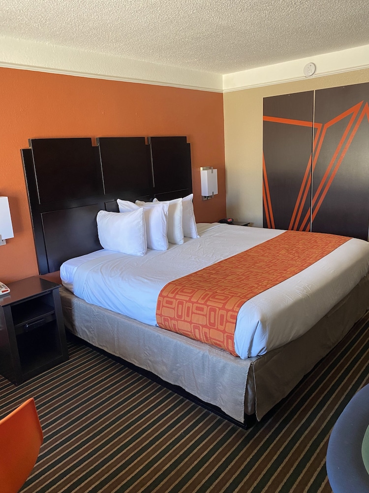 Standard Room, 1 King Bed - Photo 1