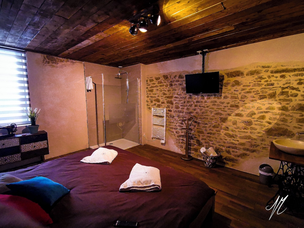 Standard Room, 1 King Bed photo 2