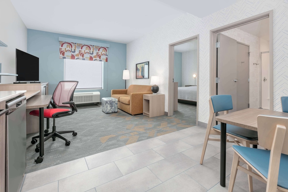 Suite, 1 King Bed, Accessible, Bathtub - Photo 1
