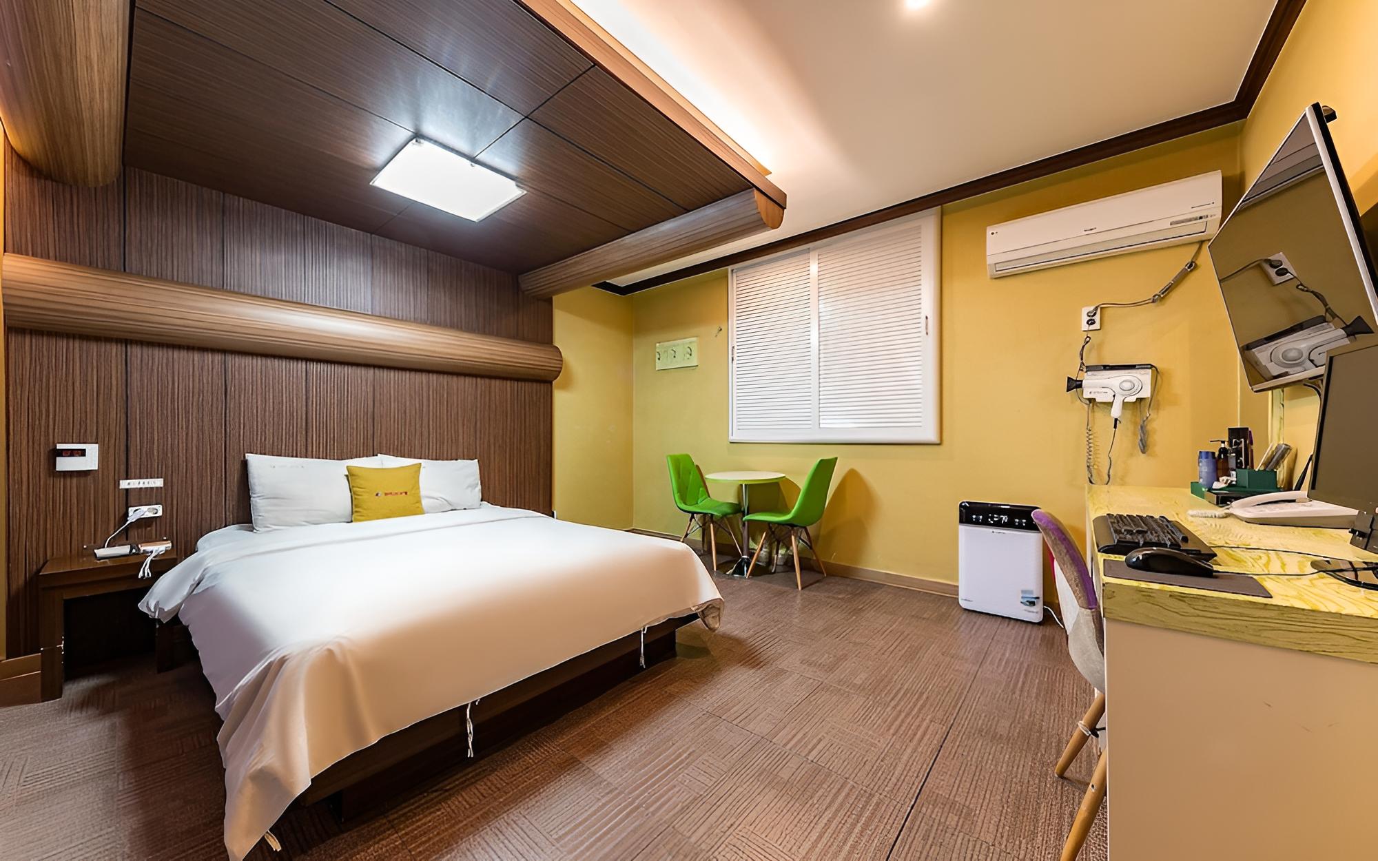 Room (Standard Room - Air Purifier (Netflix) - Photo 7