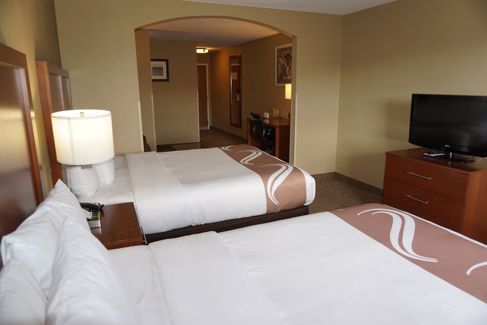 Suite, Non Smoking (2 Queen Beds and 1 Double Sofa Bed) - Photo 4
