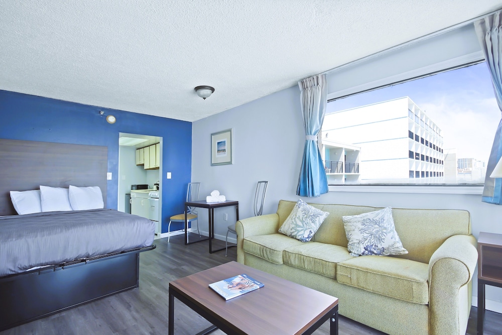 2 Queen & Sofa bed Deluxe Suite, Ocean View photo 1