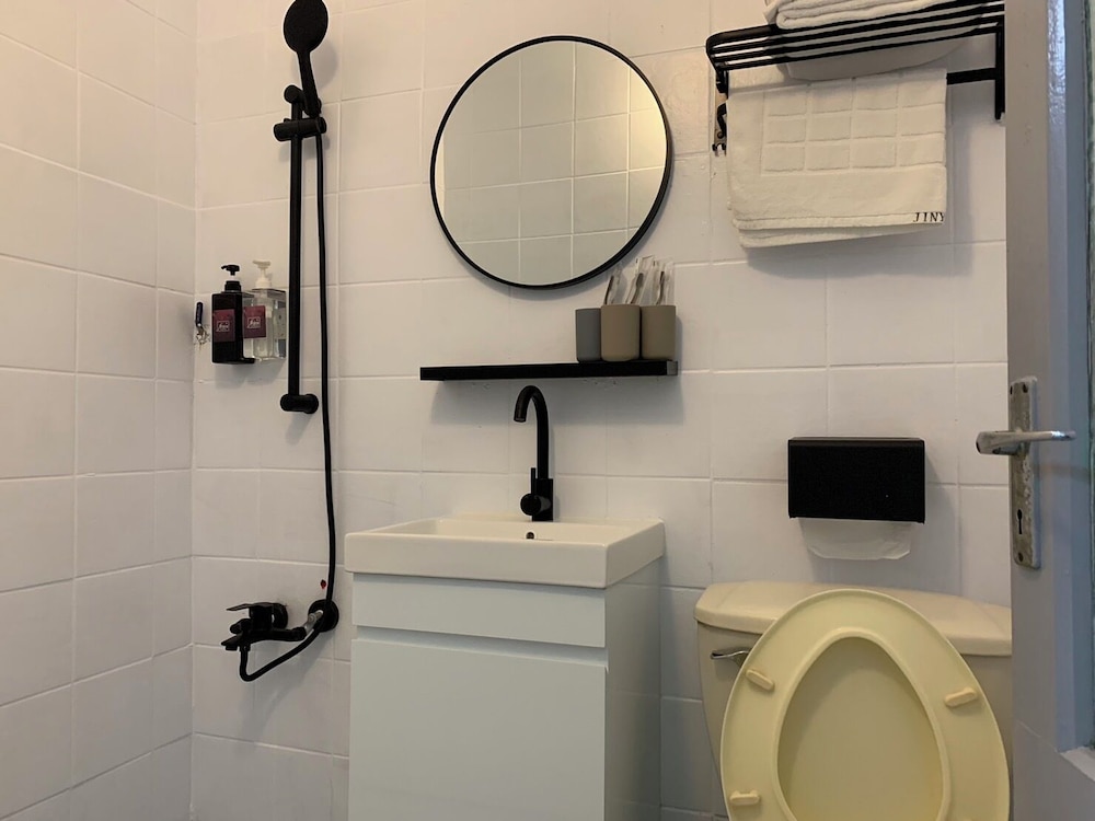 Deluxe Triple Room, Non Smoking, Private Bathroom - Photo 3