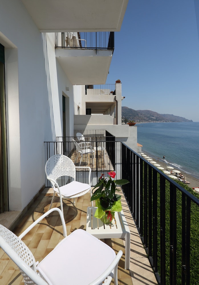 Double or Twin Room, Balcony, Sea View - Photo 13