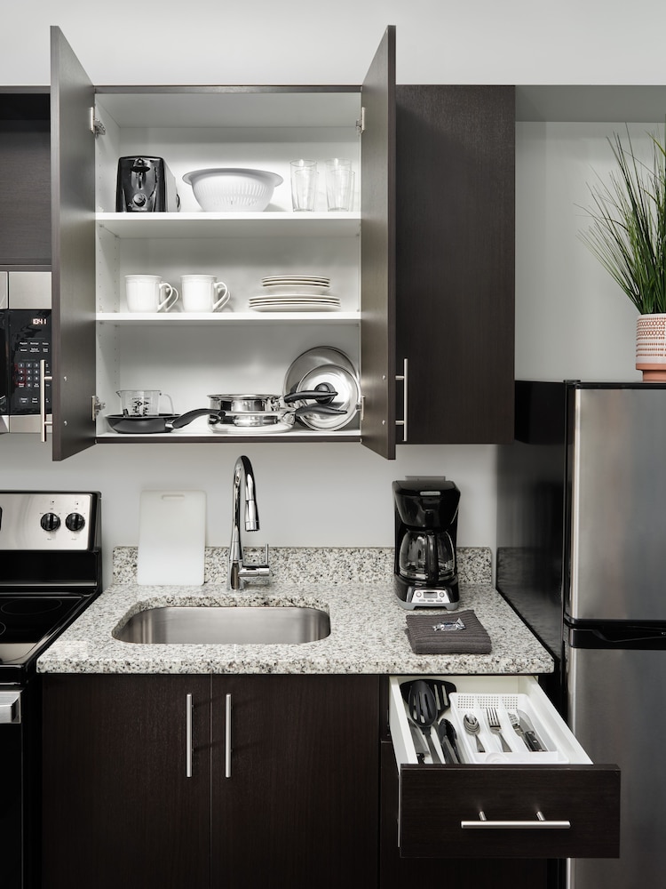 Suite, Mobility Accessible, Kitchen photo 3