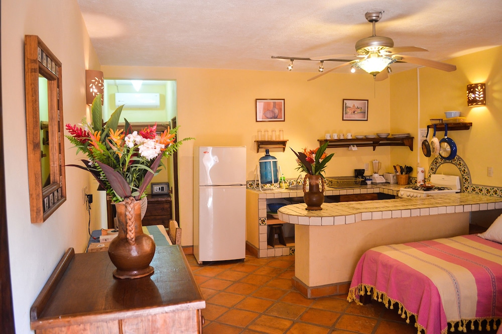 Studio Suite, Courtyard View, Ground Floor (Hibiscus)