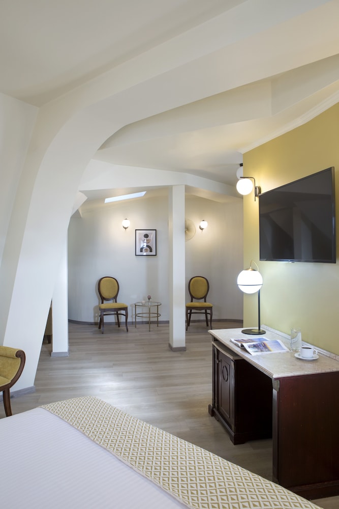 Executive Room - Photo 5