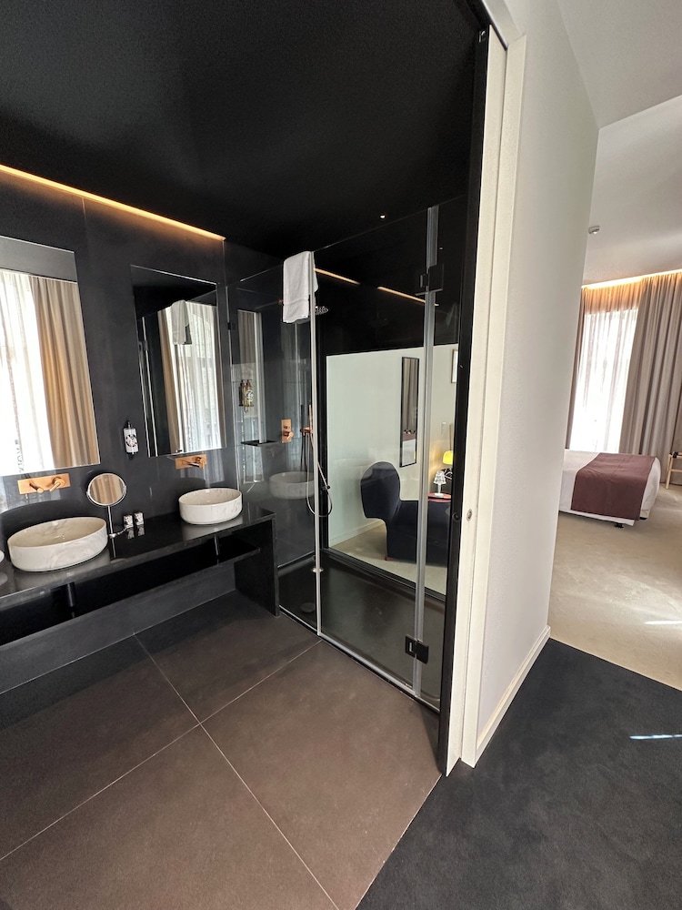 Deluxe Double Room thumbnail 5