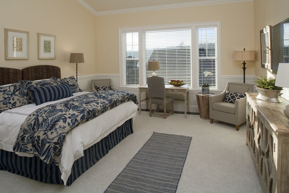 Luxury Room, 1 Queen Bed, Pool View (Pet Friendly) photo 3