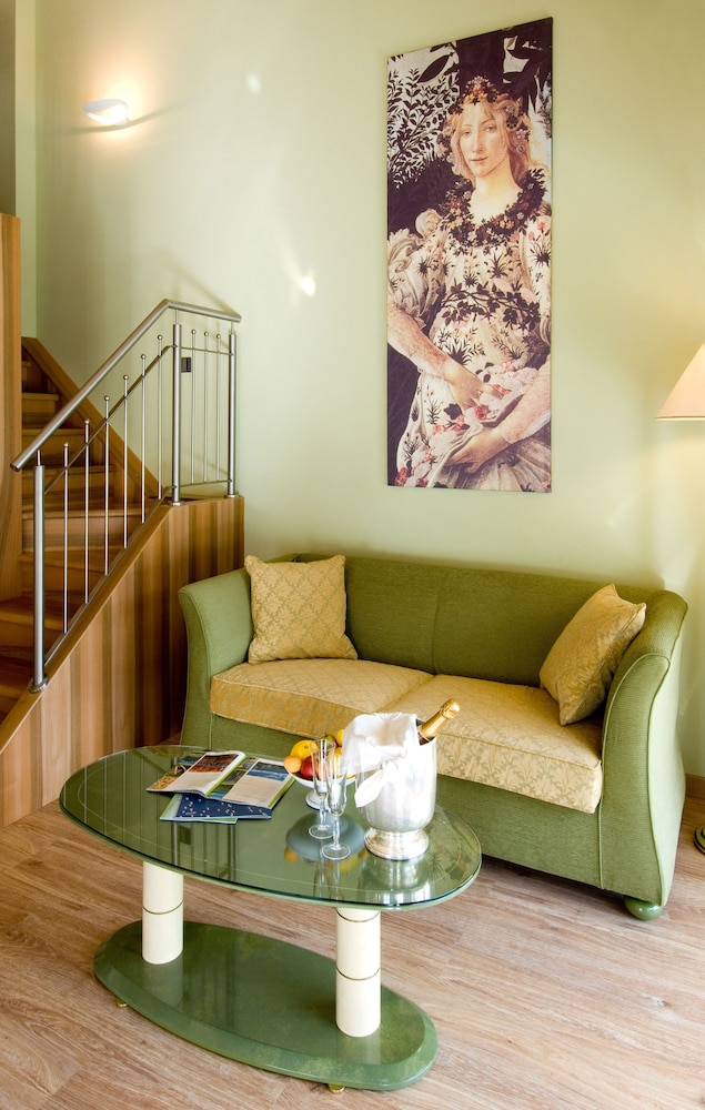 Deluxe Suite, Jetted Tub - Photo 16