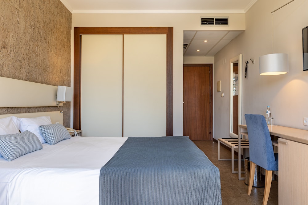 Double Room, Pool View - Photo 3