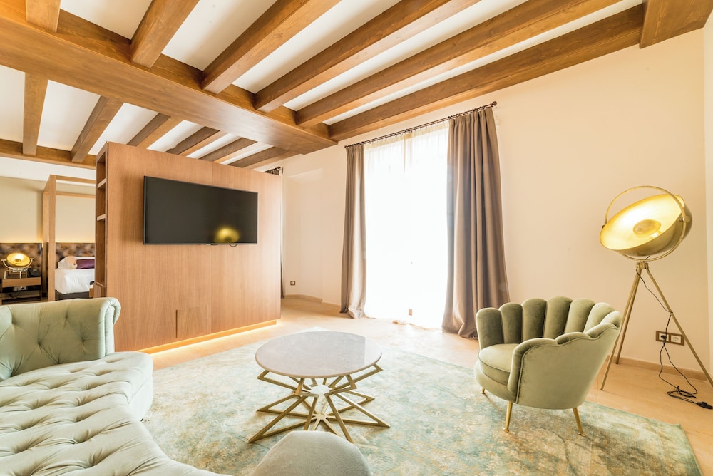 Suite, castle view photo 3