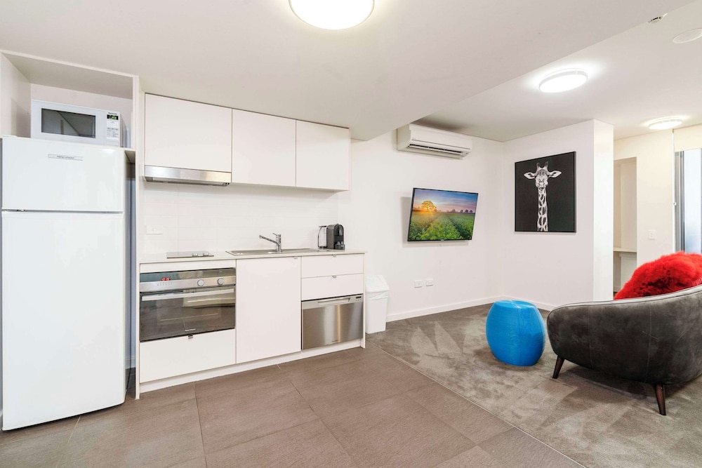 Standard Room, 1 Queen Bed, Non Smoking, Refrigerator & Microwave (Dishwasher) - Photo 3