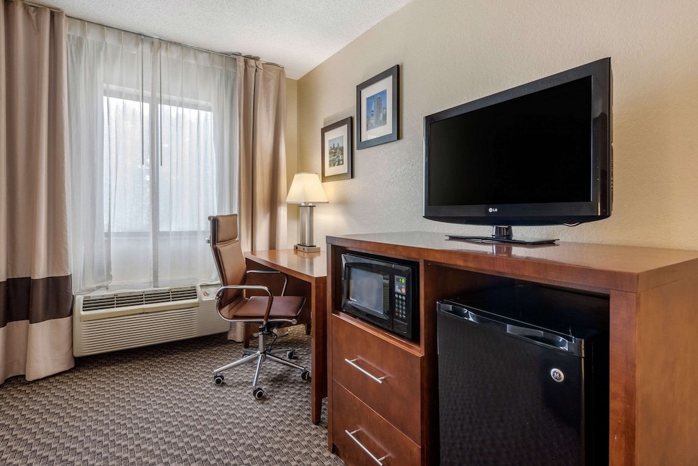 Standard Room, 1 King Bed, Non Smoking - Photo 5