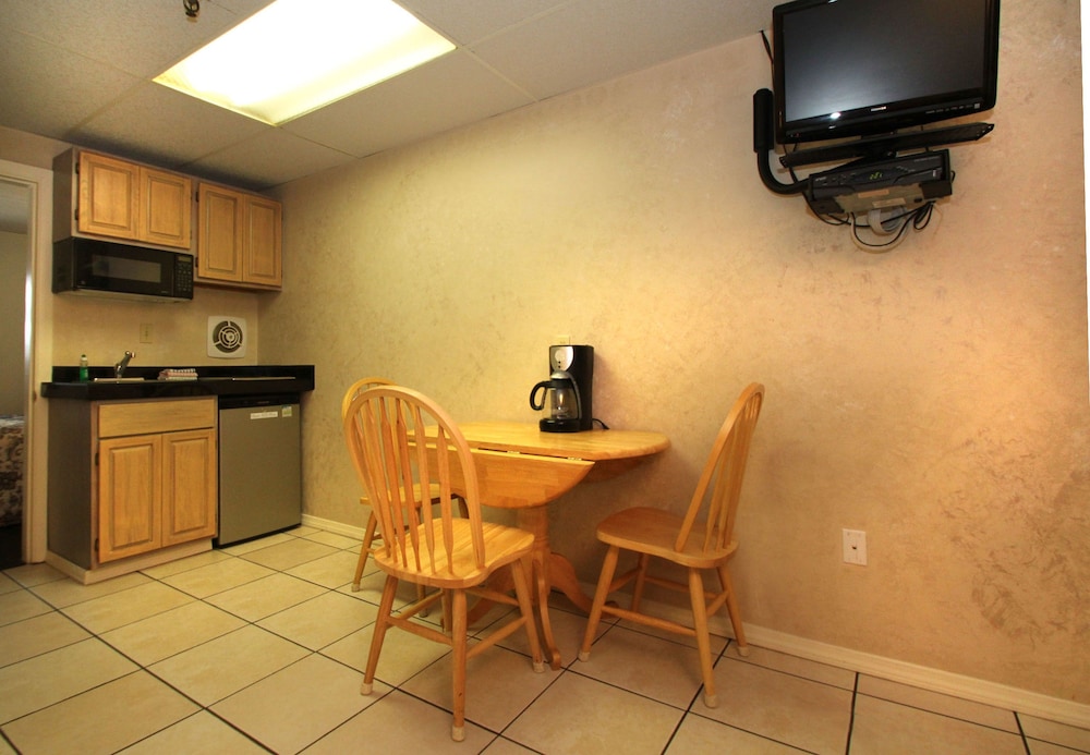 Room, 1 Bedroom, Kitchenette, Second Floor photo 3