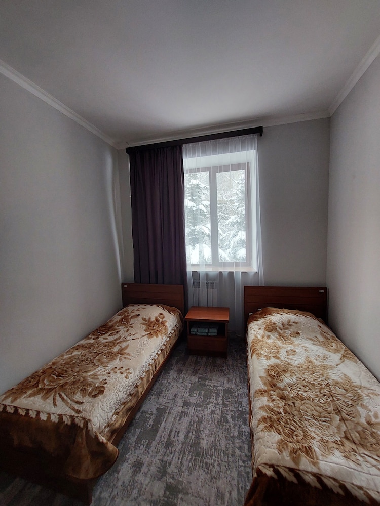 Basic Twin Room, 2 Twin Beds photo 2