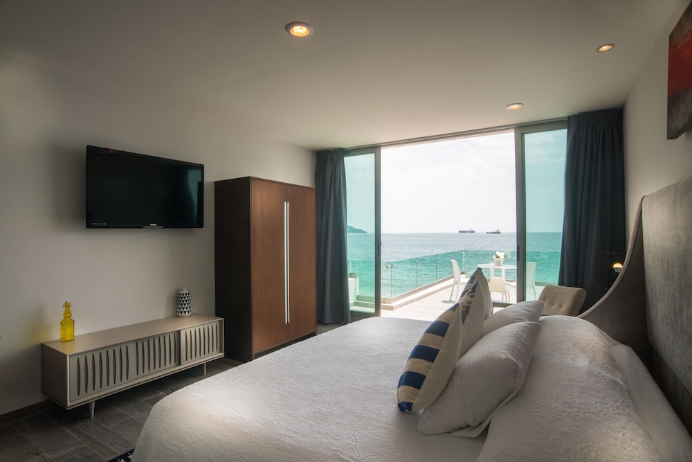 Room, 1 King Bed, Ocean View, Oceanfront photo 1