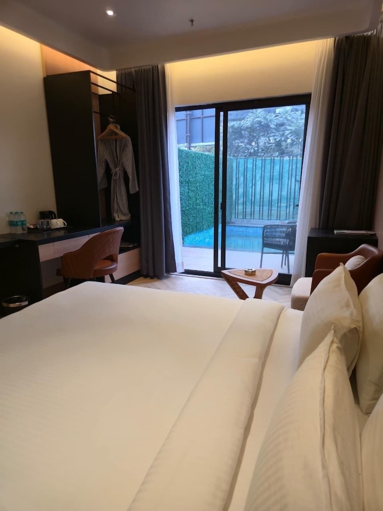 Suite Room With Private Pool - Photo 13