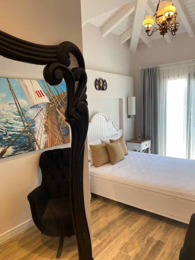 Deluxe Double Room - Photo 10