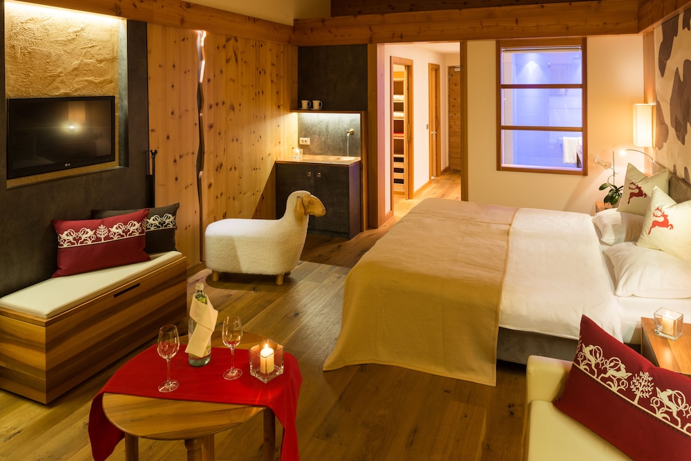 Oak room with balcony and mountain view
