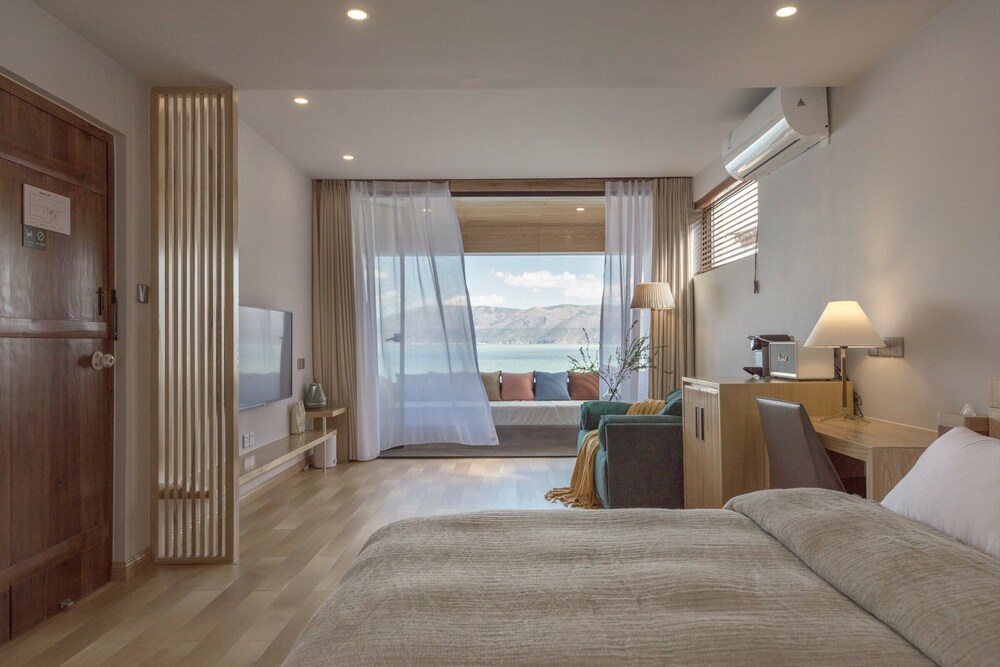 Superior Duplex, Balcony, Lake View