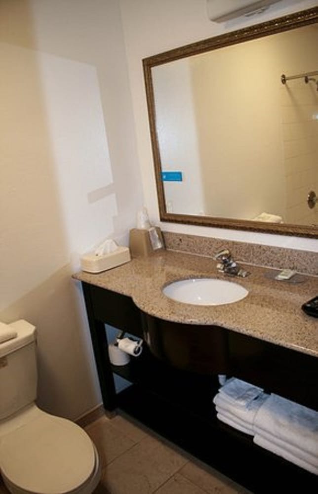Standard Room, 1 Queen Bed photo 3