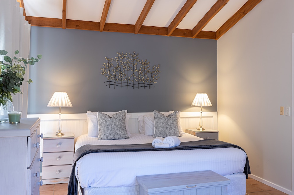 Executive Cottage, 1 King Bed, Kitchen, Vineyard View photo 1